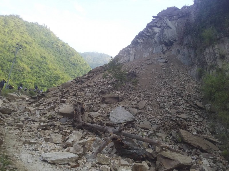 पहिरो खस्दा मध्यपहाडी राजमार्ग अवरुद्ध